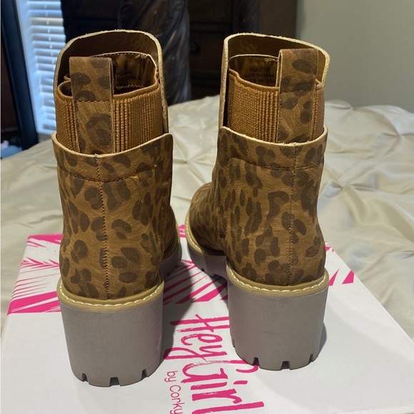 Cheetah booties - Picture 3 of 4